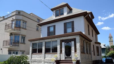 résidentiel, loger, immobilier, biens, immeuble d'habitation, nature, fonds d'écran de voiture, extérieur, logement, louer, vendre, ville, quartier, ciel bleu, classe moyenne, la classe inférieure, imeuble, devant la porte, porche, gazon, la pauvreté, pauvre, maison ancienne, allée, auto, arrière, lumière de rupture, fil téléphonique, des nuages, ciel, bleu, l'architecture, star, domicile, cabane, édifice, érection, en tissu, cadre, pile
