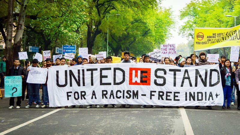 manifestation, se rallier, inde, manifestants, justice, demande, uni, racisme, de l'inde libre, racial, rue, route, signal, austérité, droit, facture, action, la démocratie, gens, ville, la cueillette, foule, politique, grouper, bannière, la grève, liberté, manifestant, mars, protester, paix, humain, publique, activiste, extérieur, gouvernement, droits, publier, non-violente, paisible, problème, la résistance, placard, texte, révolution, signer, symbole, affiche, social, un message, les tribus,