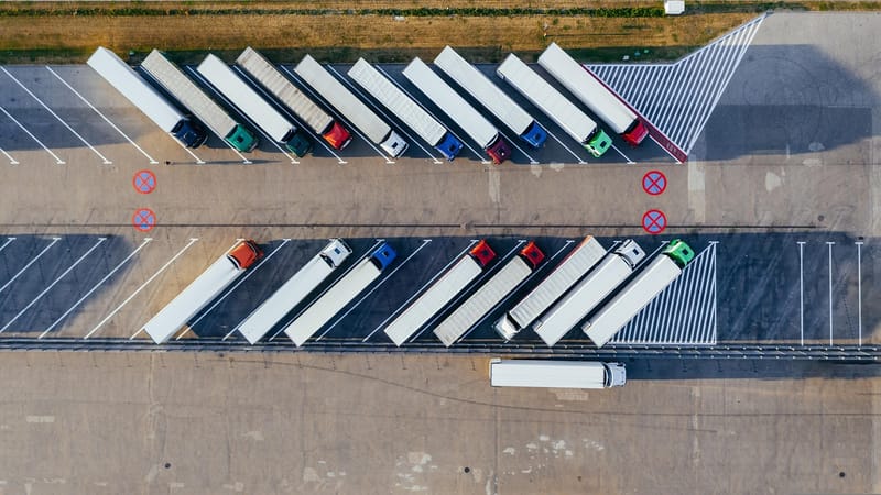 camions, depot, dépot, industrie du camionnage, exportation, importer, logistique, vue aérienne, transport, distribution, stockage, entrepôt, récipient, camion, cargaison, transit, pologne, l'europe , commerce, chargement en cours, photographie aérienne