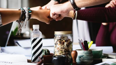 gens, grouper, copains, concept, une entente, coup de poing, mode de vie, équipe, travail en équipe, la coopération, coopérer, ensemble, unité