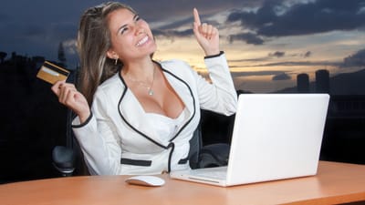 entreprise, femme, attractif, en ligne, femme d'affaires, souriant, achats, homme d'affaires, visage humain, portrait, de bonne humeur, occupation professionnelle, bureau, joie, compétence, magnifique, fille, une personne, directeur, de travail, leadership, blanche, une seule femme, caucasien, regarder la caméra, cheveux bruns, autorité, vue de face, horizontal, espace de copie, yeux bleus, une seule jeune femme, se concentrer sur le premier plan, création de sites web, le marketing numérique, c