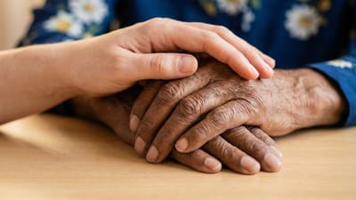 préoccuper, support, empathie, confort, connexion, mains, âgé, young, sénior, générations, convivialité, amour, toucher, aider, mou, tendre, la diversité, multiculturel, santé, bien-être, humain, ai généré