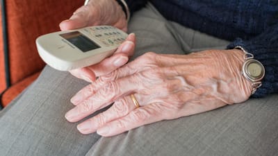 gens, adulte, main, humain, femme, mains, âgé, personnes agées, autonomie, solitude, werkhanden, vécu, vieille femme, bien-être, vieillesse, vieux, grand-mère, personnes âgées, retraite, une vieille personne, vulnérables, préoccuper, livres, sonner, téléphoner, demander de l'aide, personnes agées, personnes agées, personnes agées, personnes agées, personnes agées, vieillesse, vieillesse, personnes âgées, personnes âgées, personnes âgées, personnes âgées, personnes âgées, retraite