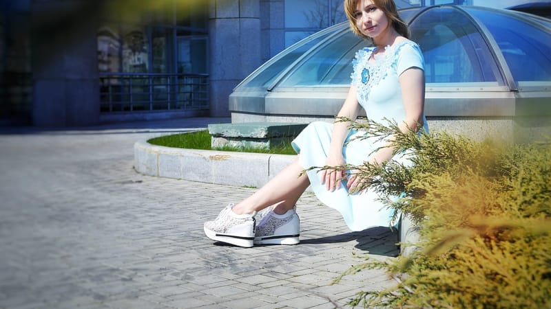 jeune femme, femme, vert, jardin, la nature, le parc, arbres, buisson, paysage, aménagement paysager, l'été, le printemps, assis, amélioration, territoire, ville, botanique, décoratif, saison, triage, imeuble, jardinage, parc botanique