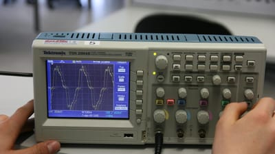 formation, technologie de mesure, être à la hauteur, numérique, surveiller, ordinateur, écran, réseau, information, la mise en réseau, travaux, université, mécatronique, câble, boutons, commutateur, clés