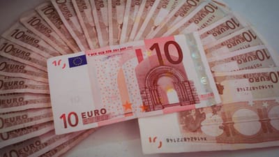 euros, remarque, riche, facture d'achat, calculer, addition, banque, bancaire, à entreprendre, entreprise, compagnie, affaires, la vie des affaires, richesse, puissance, opulence, billet de banque, billet, billets de banque, dix, tenner, devise, devises, dettes, responsabilité, achat, achats, actif, acheter, obtenir, gain, où le, valeur, gagner, payant, financier, bourse, commercer, échange, commuter, économie, la finance, financement, argent, l'europe , des économies, en espèces, en liquide, c