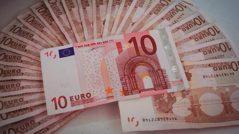 euros, remarque, riche, facture d'achat, calculer, addition, banque, bancaire, à entreprendre, entreprise, compagnie, affaires, la vie des affaires, richesse, puissance, opulence, billet de banque, billet, billets de banque, dix, tenner, devise, devises, dettes, responsabilité, achat, achats, actif, acheter, obtenir, gain, où le, valeur, gagner, payant, financier, bourse, commercer, échange, commuter, économie, la finance, financement, argent, l'europe , des économies, en espèces, en liquide, c
