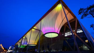 centre culturel et artistique de dadong, ville de kaohsiung, district de fengshan, vue de nuit, montgolfière