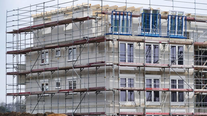 nouveau bâtiment, la construction de logements, chantier de construction, les travaux de construction, construire, cadre, imeuble, barres de fer, maison, coquille, construction, travailler, architecture, échafaudage, bricoleur, commerce du bâtiment