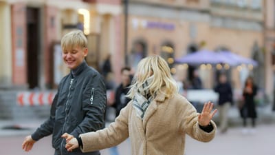 coupler, touristes, rue, gens, jeune, content, décontractée, dansant, urbain, mode de vie, ville, photographie de rue, des loisirs, tourisme, instantané, divertissement, amusement