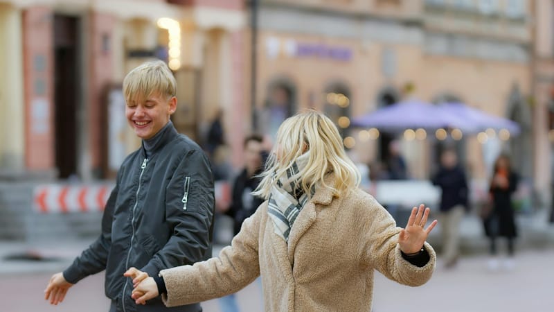 coupler, touristes, rue, gens, jeune, content, décontractée, dansant, urbain, mode de vie, ville, photographie de rue, des loisirs, tourisme, instantané, divertissement, amusement