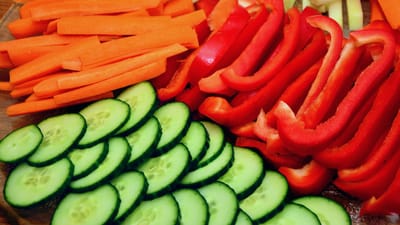 des légumes, paprika, les carottes, concombres, poivron rouge, poivre doux, en bonne santé, vitamines, cuisiner, aliments, repas, légumes mélangés, des bandes végétales
