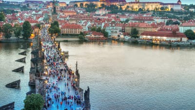 prague, pont, gens, fleuve, foule, touristes, l'architecture, immeubles, château, église, ville, paysage urbain, tourisme, horizon, prague, prague, prague, prague, prague