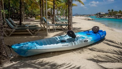 recours, kayak, lagune, tropical, l'eau, plage, l'été, nature, vacances, sable, côte, île, bateau, paysage, mer, rive, vacance, voyager, des loisirs, soleil, bleu, coloré, littoral, sport, tourisme, ciel, relaxation, activité, loisirs, touristique, palmier, brun sportif, ciel bleu, brun bateau, brun de l'île