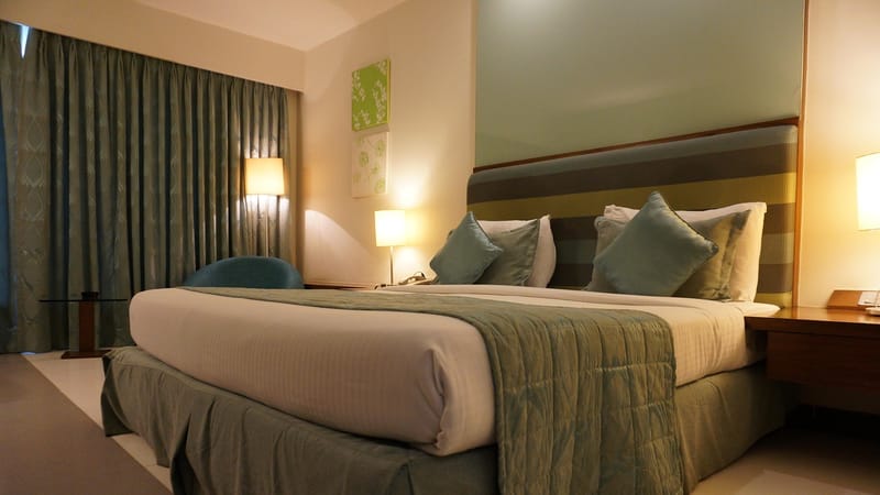 hôtel, pièce, lit, des rideaux, un meuble, chambre d'hôtel, chambre à coucher, intérieur, luxe, entreprise, service, recours, lampe, décoration, à l'aise, conception, décor, suite, loger, oreillers, hébergement, table, vacances, moderne, vacance, confort, literie, du repos, miroiter, mode de vie, détendez-vous, dormir, coussin, feuille, hôtel, hôtel, hôtel, lit, lit, lit, lit, lit, chambre d'hôtel, hébergement, hébergement, hébergement