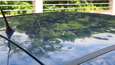 grêle, voiture, toit de voiture, dégâts de peinture, bosses, les grêlons, bosses de grêle, cas d'assurance, assurance, grêle, grêle, grêle, grêle, grêle