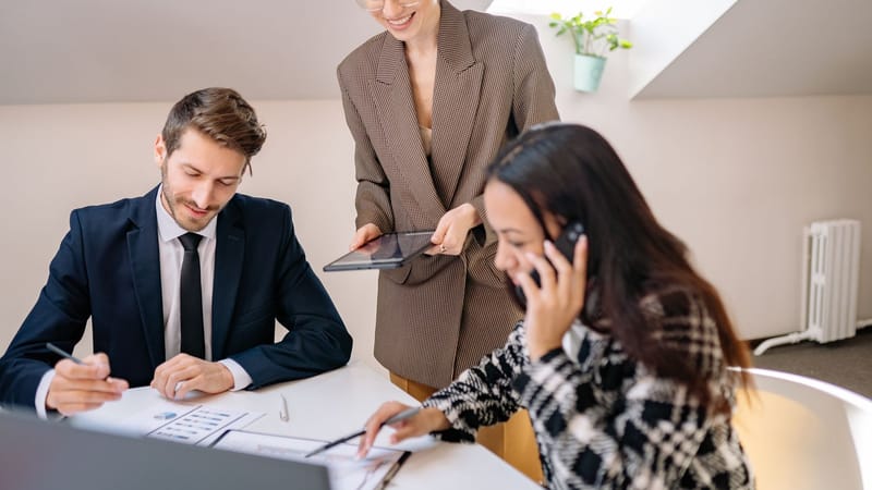 Collègues divers collaborant dans un bureau moderne, améliorant la productivité.