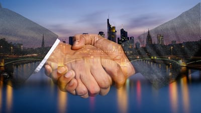 poignée de main, horizon, ville, mains, bienvenue, accord, contrat, serrer la main, négociation, hommes d'affaires, collaboration, relation amicale, ensemble, contraignant, compatible, conclusion, responsabilité, rencontrer, relation, connexion, costume d'homme, bureau