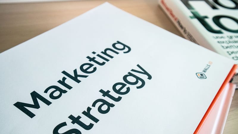 Gros plan sur un document de stratégie marketing sur un bureau, idéal pour du contenu d'entreprise.