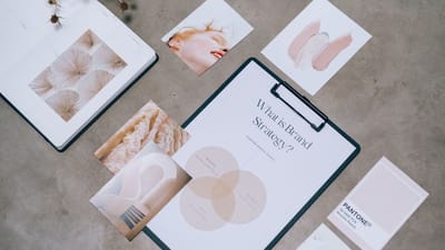 Vue de dessus montrant des matériaux de marque et des concepts de design pour des discussions de stratégie créative.