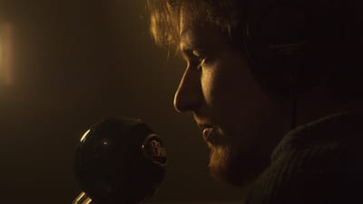 producteur de musique, homme, microphone, masculin, micro, musicien, disc jockey, dj, radiodiffuseur, écouteurs, la musique, l'audio, audiophile, équipement, radio, studio, rétro, la technologie, micro, micro, micro, radio, radio, radio, radio, radio