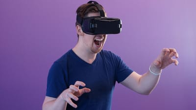 vr, réalité virtuelle, homme, la technologie, t-shirt bleu, hmd, casque, métaverse, oculus, des lunettes de protection, futuriste, de l'expérience, innovation, lilas de la technologie, le lilas de l'innovation