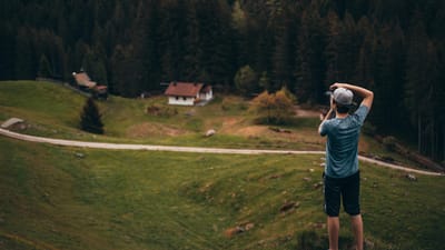 photographe, homme, montagne, vue, point de vue, jeune homme, masculin, mec, nature, photographe masculin, prendre une photo, prendre des photos, la photographie de la nature, randonnée, des arbres, forêt, vallée, collines, conifères