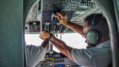 en volant, instrument, chessna, boeing, hydravion, maldives, transport, avion, poste de pilotage, pilote, avion de ligne, capitaine, copilote, équipement, air, siège, transmission, arrivée, exploiter, asie, compagnies aériennes, peu fréquent, masculin, hydravion, avion, capitaine, copilote, copilote, copilote, copilote, copilote, transmission