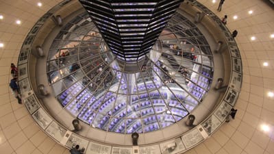 parlement, berlin, gouvernement, dôme de verre, imeuble, architecture, un verre, construction en verre, la fenêtre, bundestag, capitale, miroirs, réflexion, gouvernement de berlin, réflexions allemagne, salle plénière, vitrail, haute, toit en verre, aperçu, bâtiment du reichstag, éclairage, les lampes, lumières