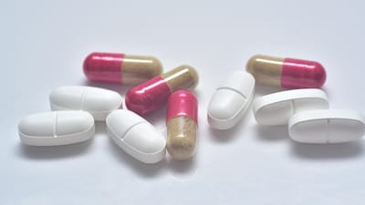 comprimés, gélules, antibiotiques, fourchette, repas, les comprimés de manger, pharmacie, pharmaceutiques, guérison, médicament, grand, pilules, soins de santé, cher, blanche, dose, compléments alimentaires, traitement, maladie
