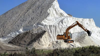 production de sel, montagne de sel, excavatrice, transport