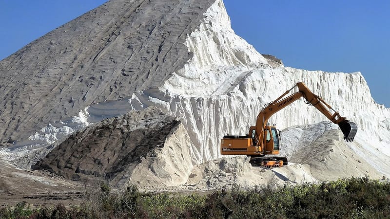 production de sel, montagne de sel, excavatrice, transport