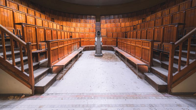 Explorez le charme rustique de cette salle de classe en amphithéâtre en bois vintage avec des sièges et un pupitre uniques.