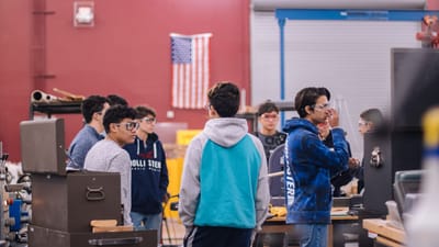 Des adolescents travaillant ensemble dans un atelier éducatif, favorisant le travail d'équipe et l'apprentissage.