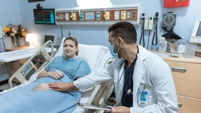 Un médecin réconforte un patient malade dans une chambre d'hôpital, incarnant soin et compassion.