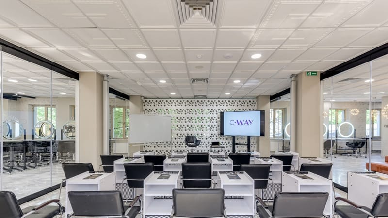 Salle de conférence spacieuse avec un design moderne, idéale pour les réunions d'affaires et les présentations.