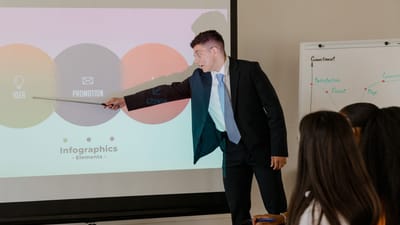 Un professionnel faite une présentation en utilisant une infographie lors d'une réunion au bureau.
