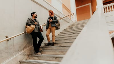 Deux étudiants discutaient sur un escalier en marbre d'une université de Buenos Aires, en Argentine.