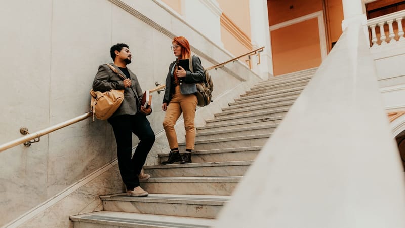 Deux étudiants discutaient sur un escalier en marbre d'une université de Buenos Aires, en Argentine.