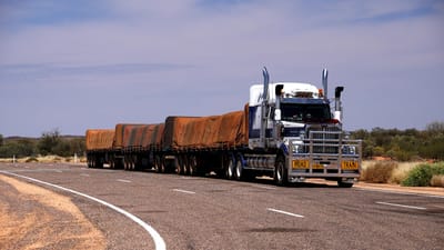 train routier, un camion, australie, autoroute lasseter, transport de marchandises, outback, un camion, un camion, un camion, un camion, un camion, australie, outback