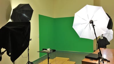 studio de cinéma, chomakey studio, le tournage en studio, studio de photographie, film, photographe, studio, réalisateur, professionnel, caméra, la technologie, équipement, vidéo, réalisation de films, créateur de contenu studio, divertissement, cinéma, médias