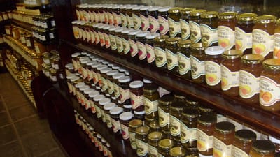 confiture, conserves, étagère, affichage, country store, pot, fruit, fait maison, verre, sucré, gelée, baie, frais, ingrédient, petit déjeuner, en conserve, naturel, fraise, framboise, récipient, savoureux, délicieux, produit, épicerie, abricot, stockage, achats, boutique, pomme, supermarché, vendre au détail, magasin, achat, supporter, marché, commerce, variété, rayon, consommer, économie, ligne, section, stock, département, de gros, acheter, consommation, brun shopping, brun apple, brown bouti