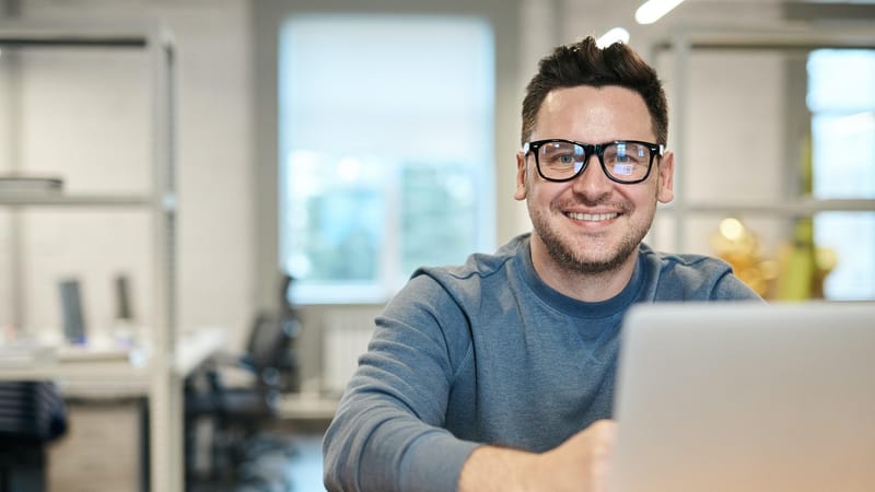 homme, portable, bureau, travail à distance, référencement, le marketing numérique, commercialisation, marketing en ligne, marketing des médias sociaux
