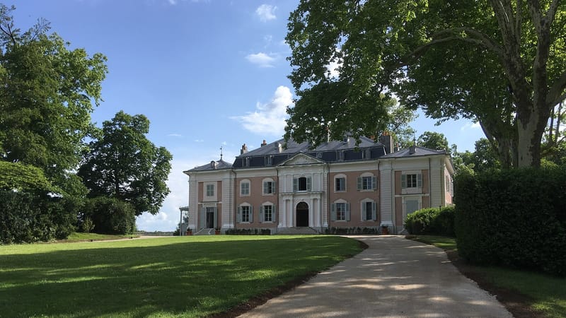 Ferney-Voltaire — Vue sur la façade Est du château de Voltaire depuis le jardin français