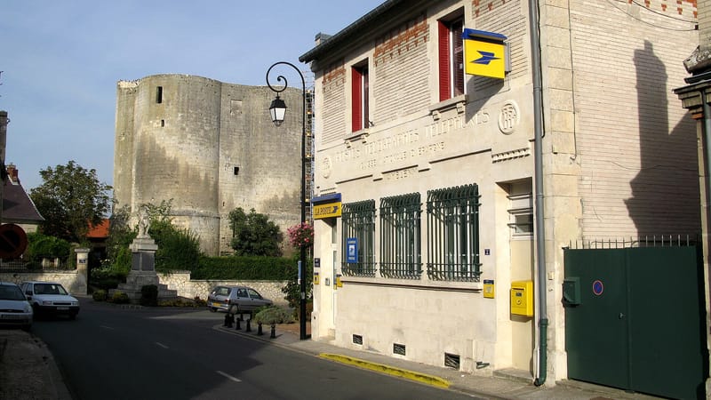 Ambleny — Ambleny donjon, monuments-aux-morts et poste 1