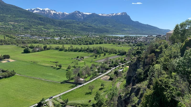 Embrun — Vue d'Embrun le bas, du Morgon et du lac