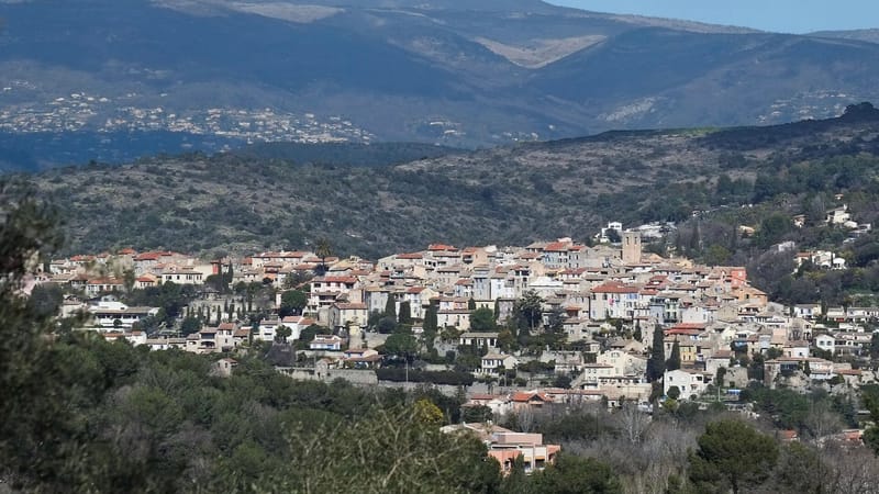 Biot — Vue du village de Biot depuis le chemin de l’Orangerie d’Antibes