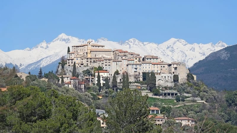 Carros — Vue du village de Carros et du Mercantour enneigé au nord de la résidence de l’Estellan