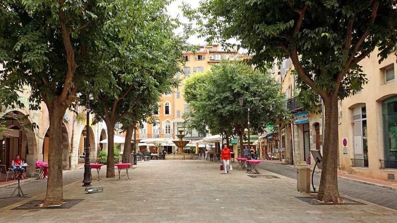 Grasse — France-002835 - Place aux Aires (people) (16004140382)