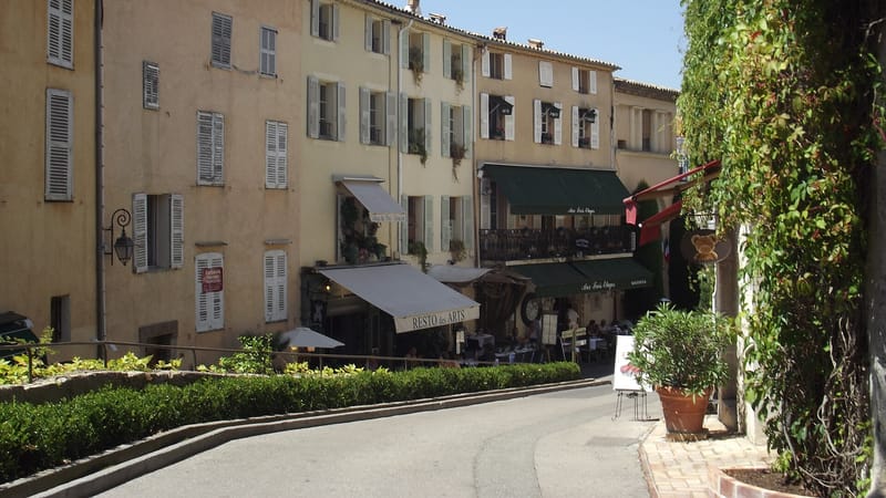 Mougins — Rue du Maréchal Foch dans le Vieux-Mougins (06)